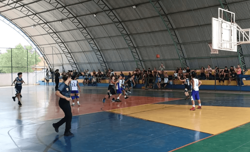 Ginásio poliesportivo durante jogo